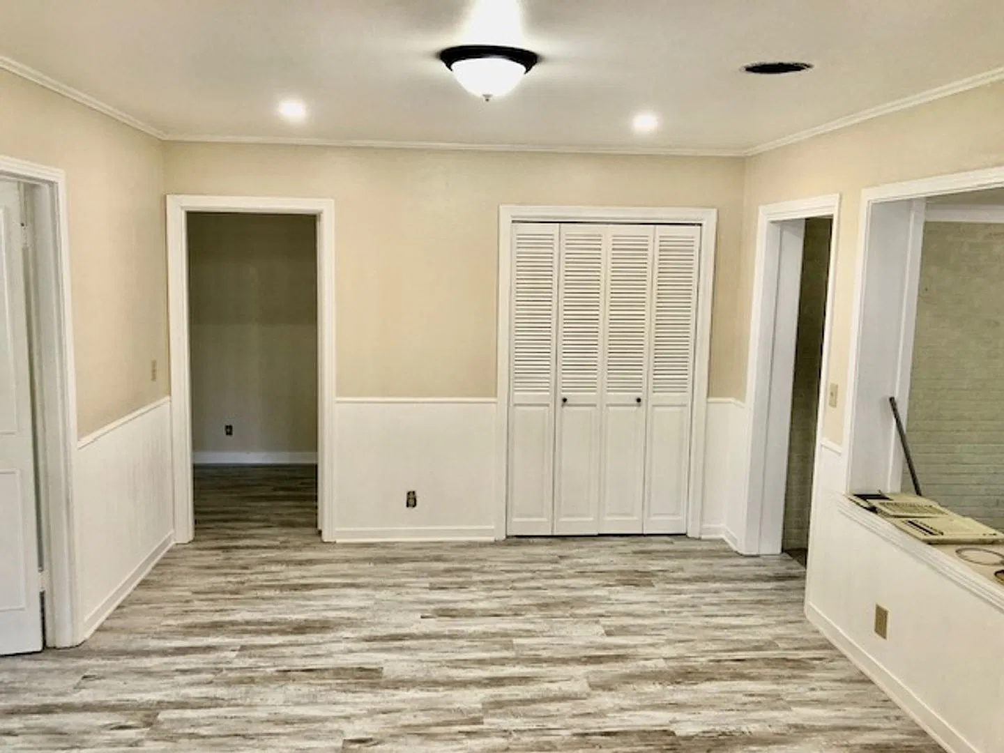 Updated In Broadmoor-Beautiful 4/3 Close To Schools/Park/Shopping/Duck Pond/Library — Photo 3