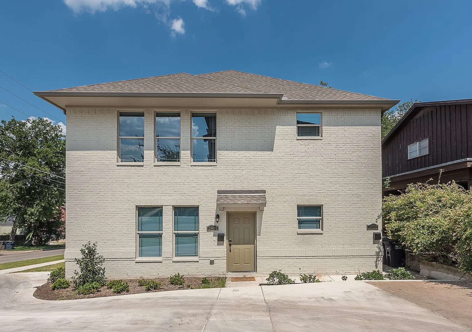 MOVE IN 2027 $5500 1st Yr $6000 2nd Yr 5 Bedroom 3 Bath 3 Block to TCU Neeley Building — Photo 2