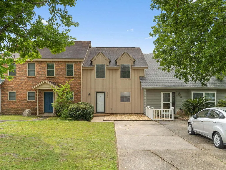 216 Cloverdale Blvd #C — Photo 1