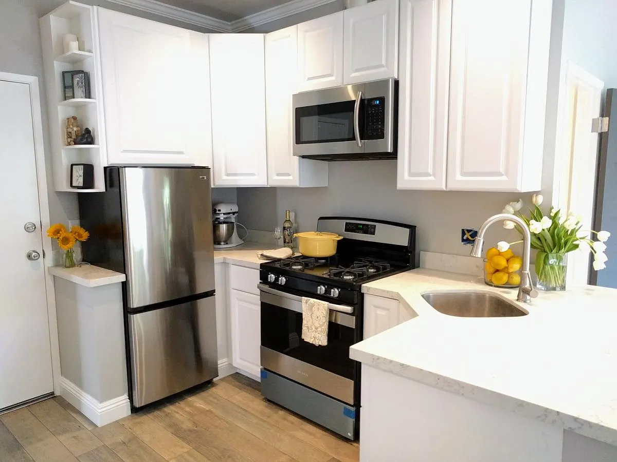 3 bed, 900 sqft, $2,895 — Photo 1