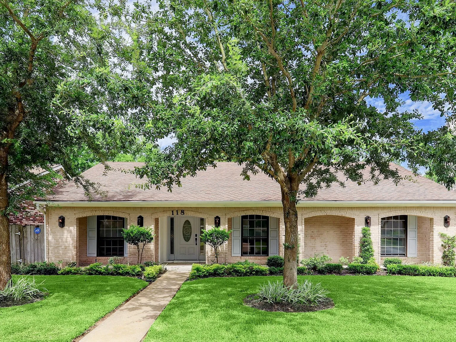 3 bed, 2.0 bath, 1963 sqft, $1,950 — Photo 1