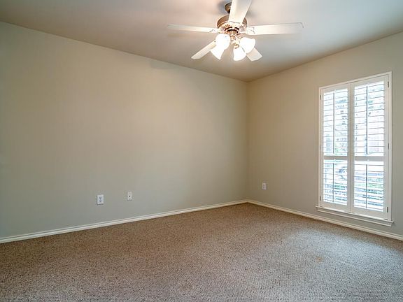 5th image of 814 W Heights Hollow Ln