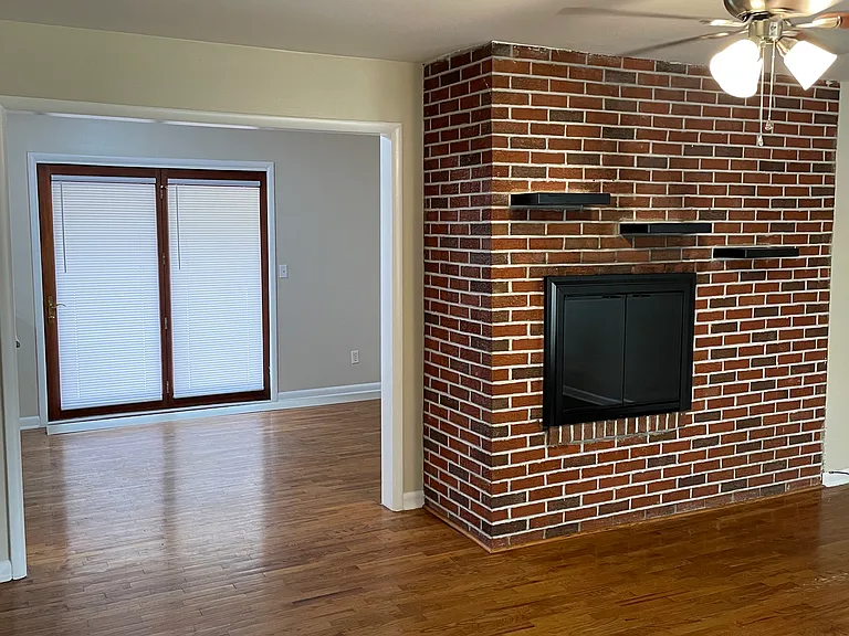 201 Markham Dr — Photo 2