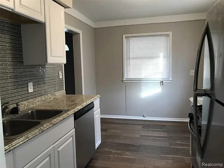 23440 Couzens Ave — Photo 6