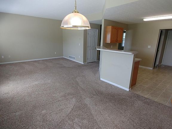 3rd image of 117 Courtright Dr E