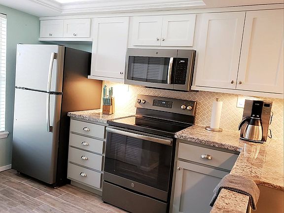3rd image of 2401 Gulf Blvd #212