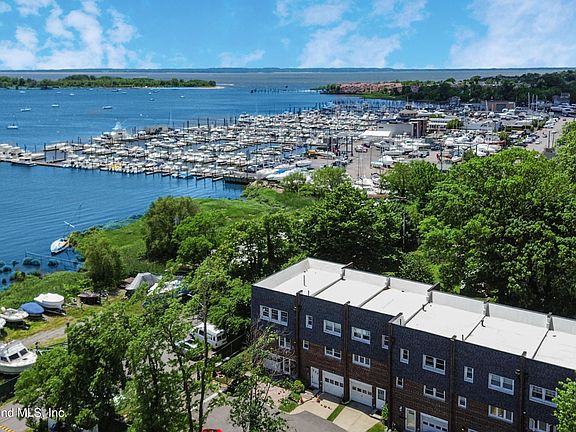 4th image of 26 Yacht Club Cv
