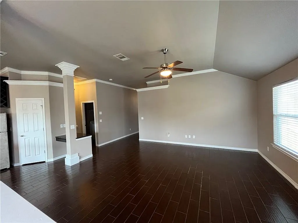 3 bed, 2.0 bath, 1583 sqft, $2,150 — Photo 2