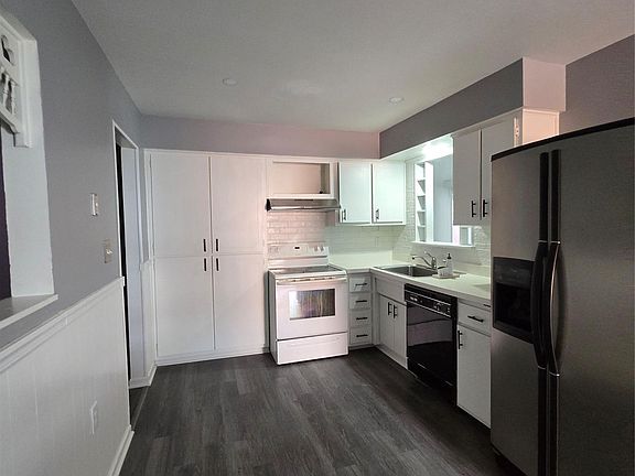 2nd image of 8465 Helen St