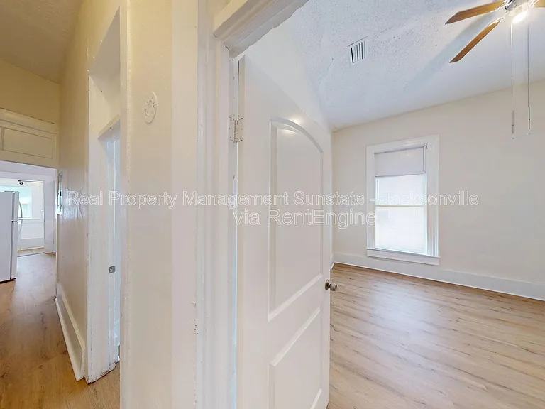 2324 Moncrief Rd — Photo 5