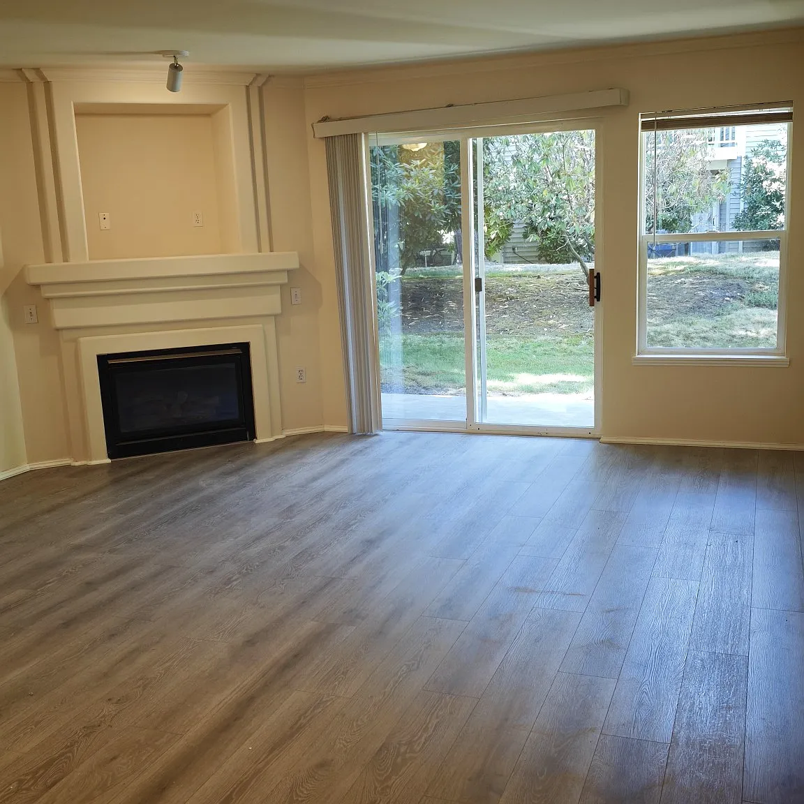 3 bed, 1050 sqft, $2,550 — Photo 3
