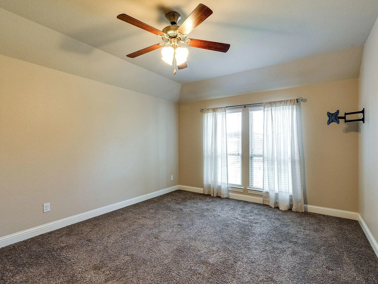 3 bed, 1889 sqft, $2,595 — Photo 4