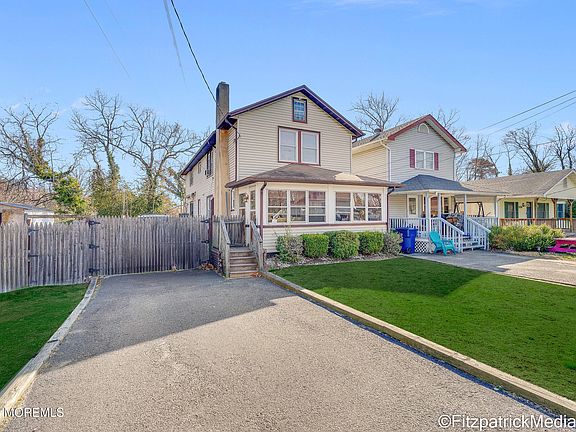 3rd image of 543 N Riverside Drive