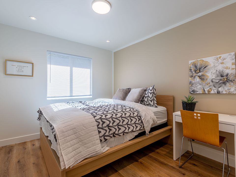 110 square feet room with table chair, closet