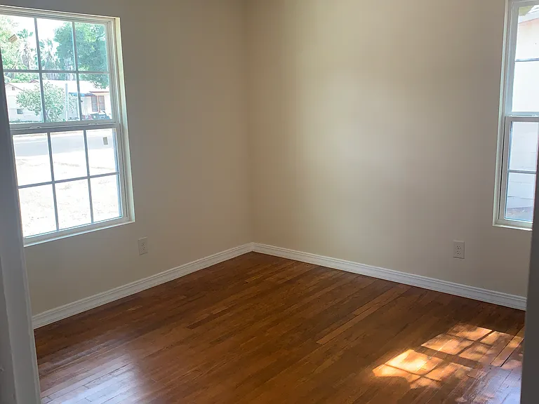 910 E Austin Ave — Photo 10