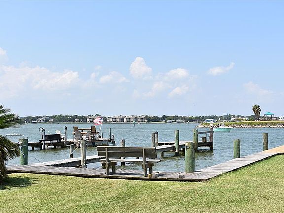 3rd image of 807 N Shore Dr