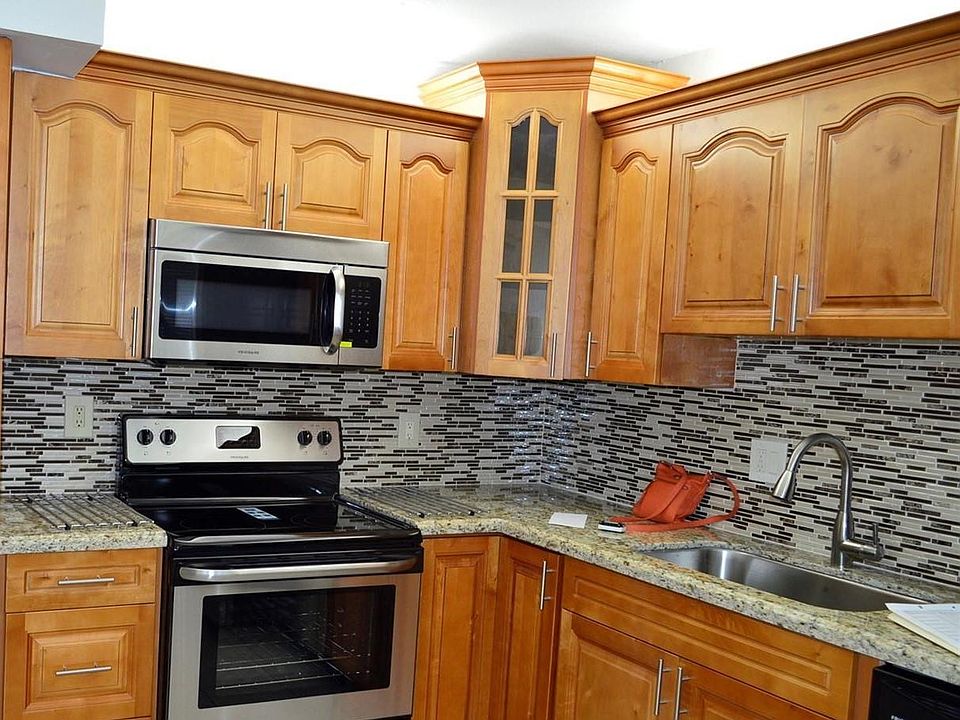 2nd image of 305 Lakeview Dr