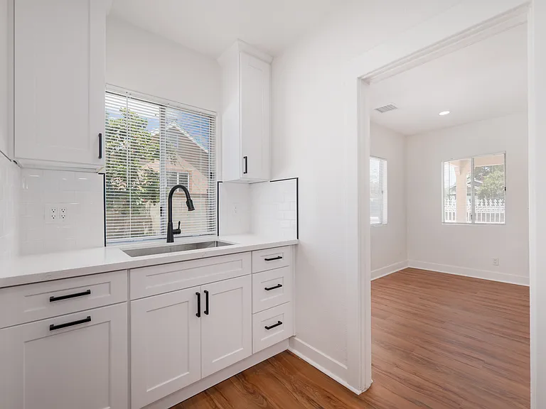 121 S Lotus Ave — Photo 5