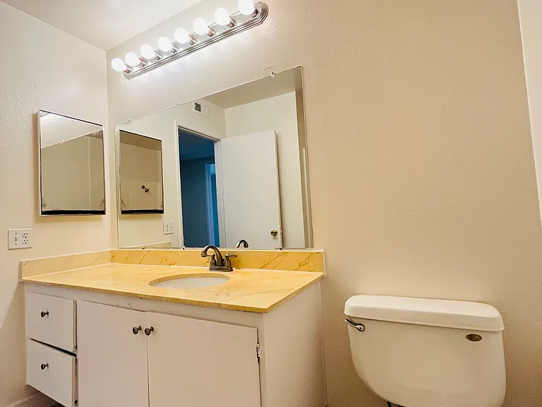 1001 W Macarthur Blvd #110 — Photo 17