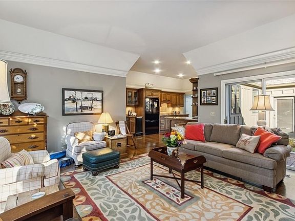 5th image of 8412 Somerset Dr
