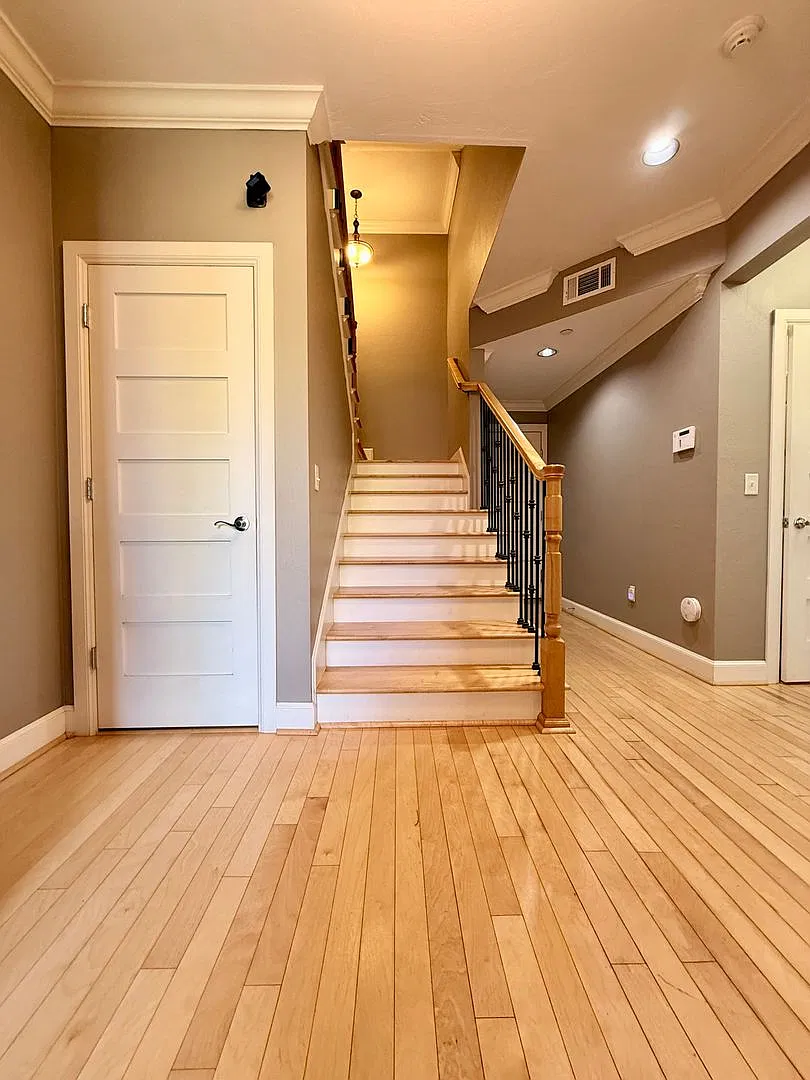 Gorgeous Downtown Luxury Townhome at The Hill — Photo 4