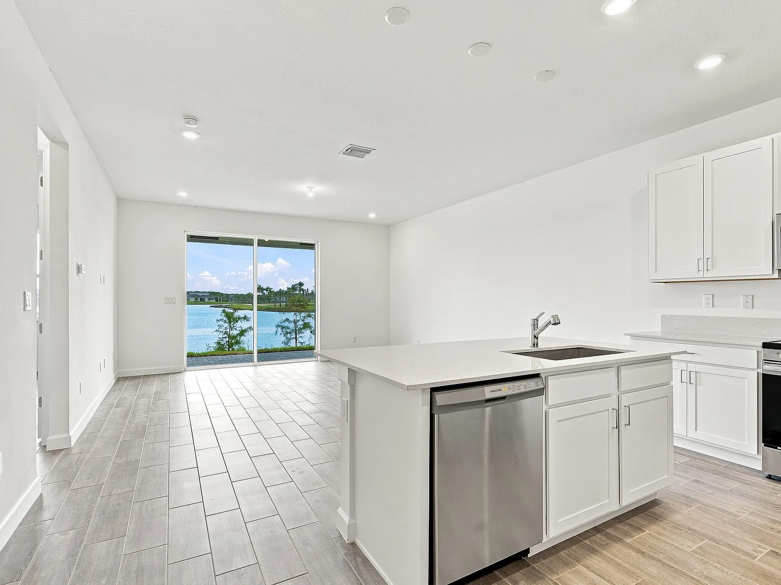 3 bed, 2.0 bath, 1435 sqft, $2,200 — Photo 4