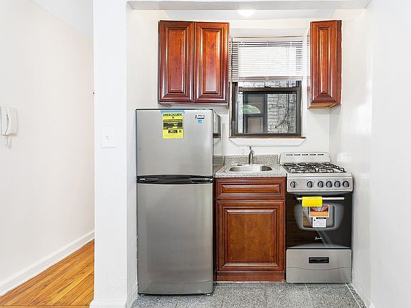 3rd image of 205 W 91st St #D