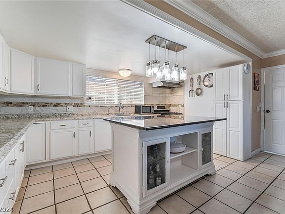4th image of 2617 Castlewood Dr