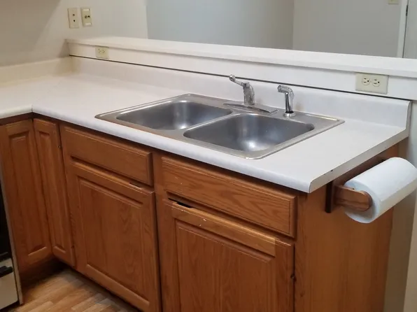 921 W 20th Street, 921 W 20th St APT 3, Cedar Falls, IA 50613