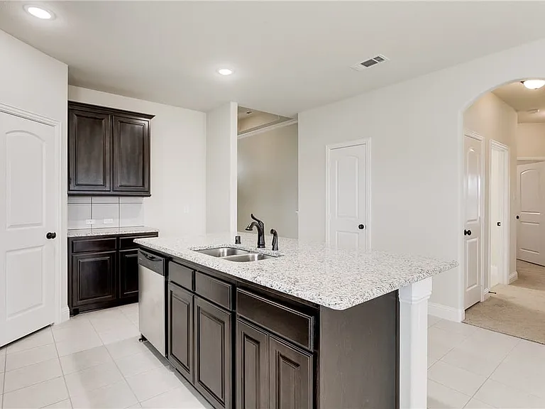601 Beechwood Dr — Photo 2