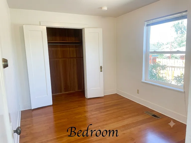737 Roberts St — Photo 13