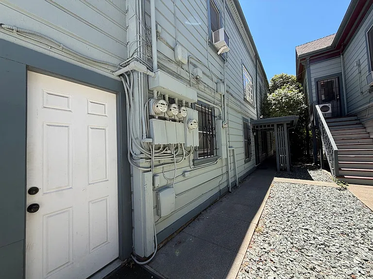 2427 J St — Photo 3
