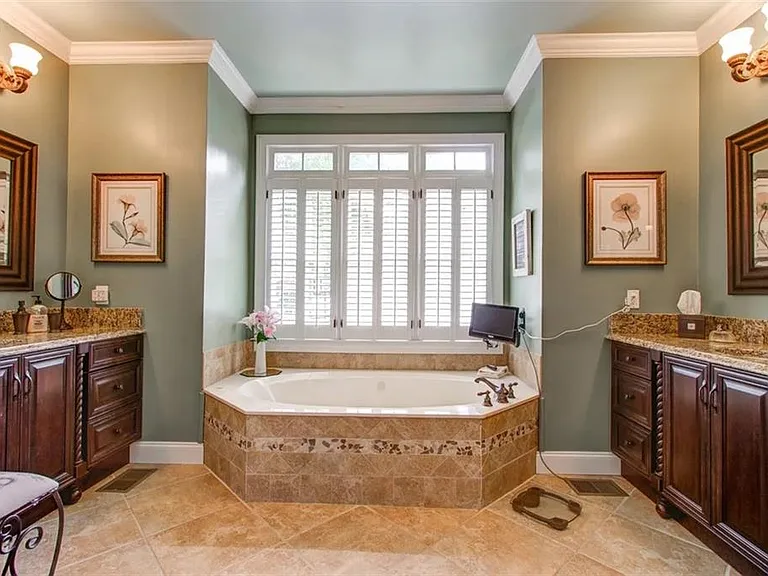 340 Nell Ct — Photo 12