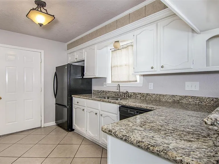 5839 Culross Close — Photo 5