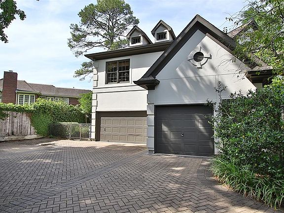 Oversized garages for 3 cars. Lots of additional space for turning and parking.