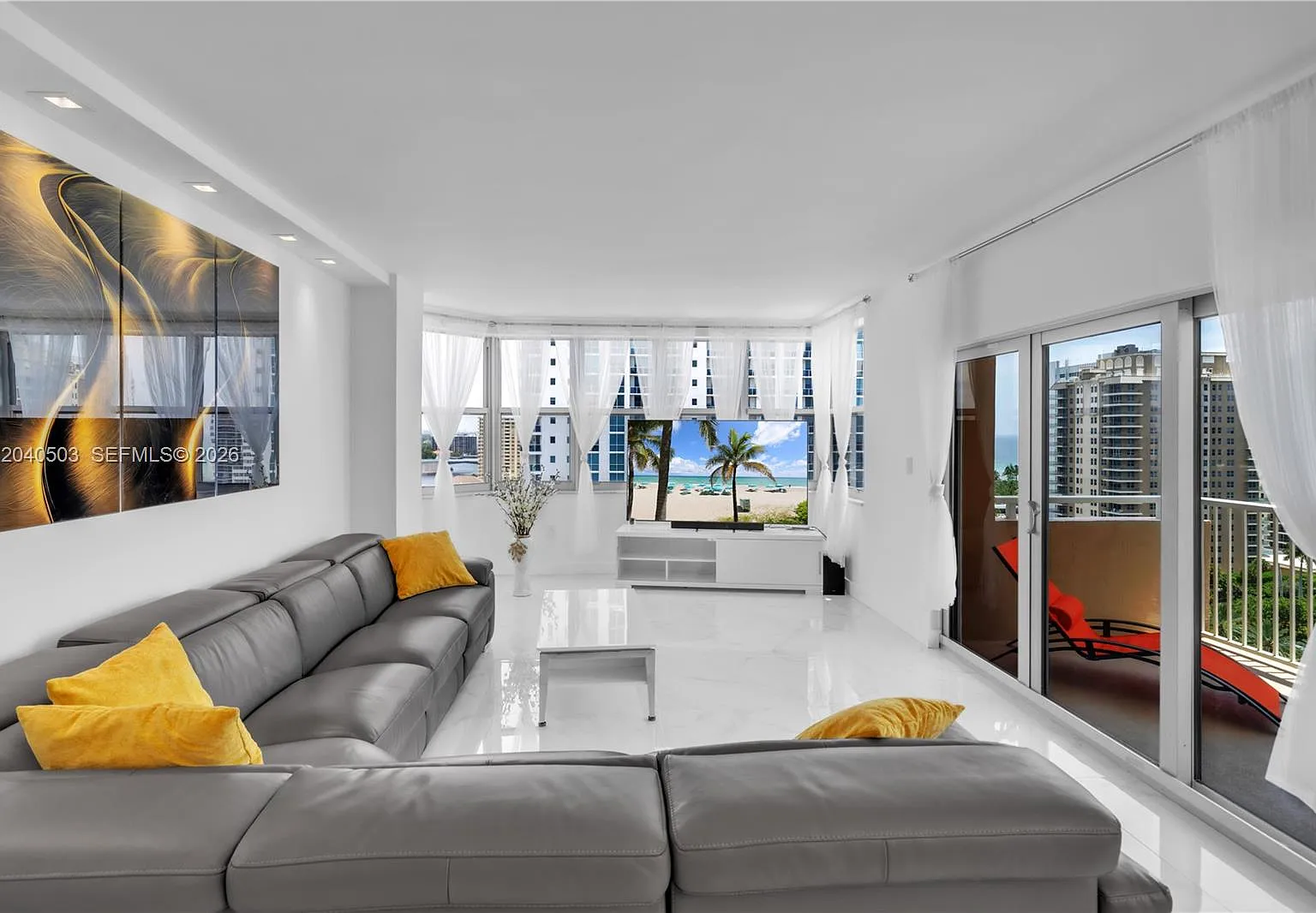Hemispheres Condo — Photo 2