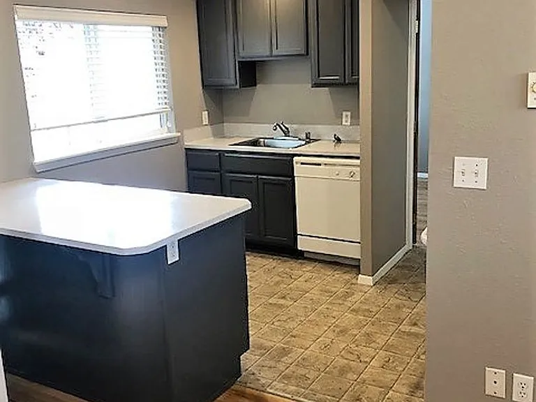 310 Bellevue Ave E — Photo 2