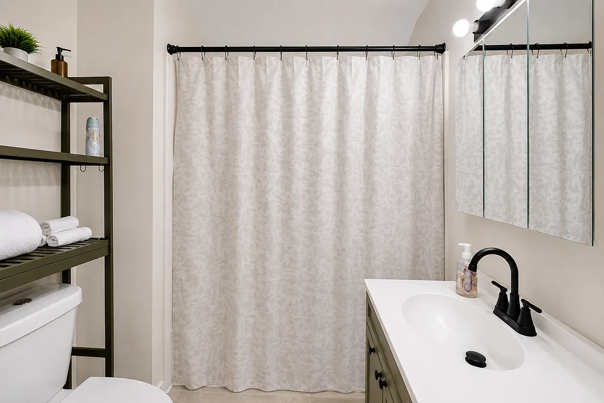 3 bed, 1.0 bath, 1080 sqft, $2,500 — Photo 2