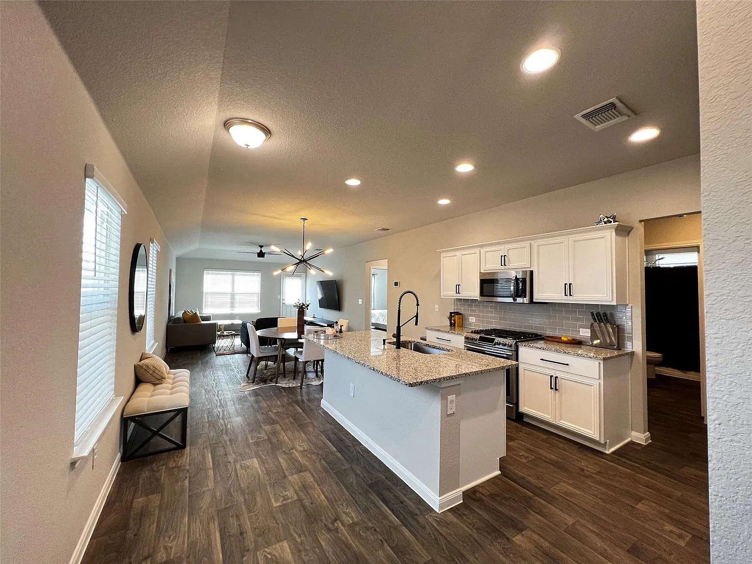 3 bed, 2.0 bath, 1521 sqft, $2,100 — Photo 2