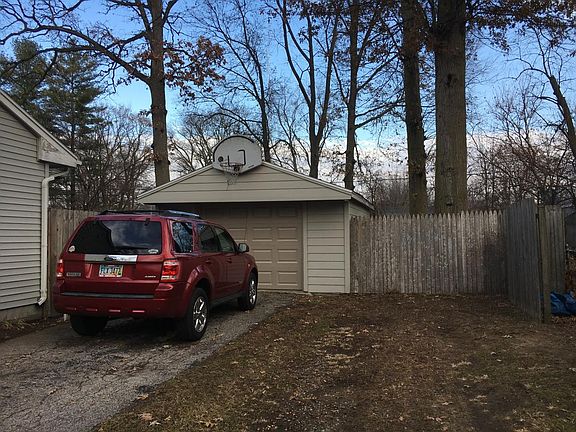 SIDE DRIVEWAY