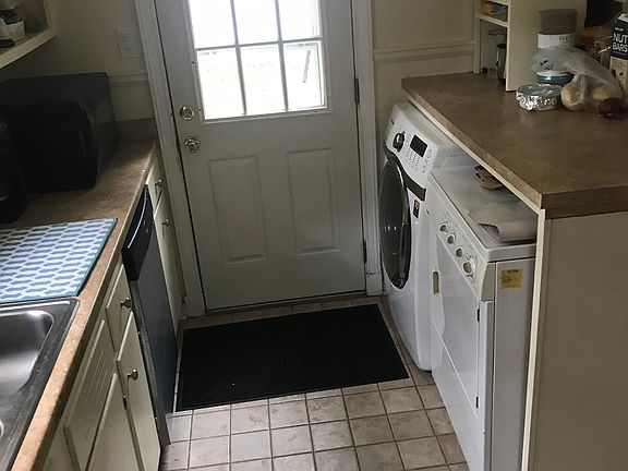 Kitchen w/ washer/dryer