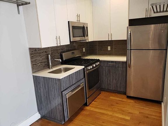 3rd image of 176 Stanhope St #1