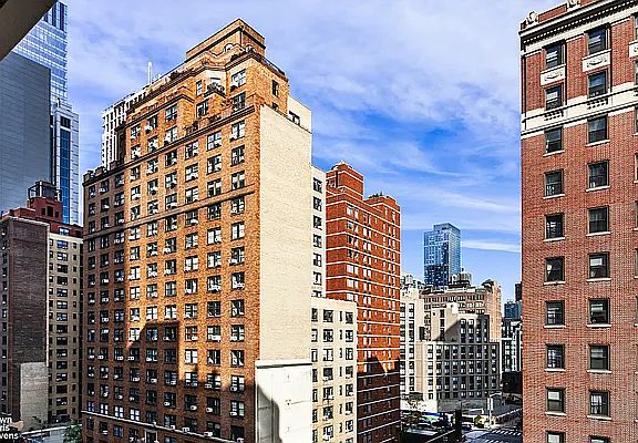 3rd image of 430 W 34th St APT 9G