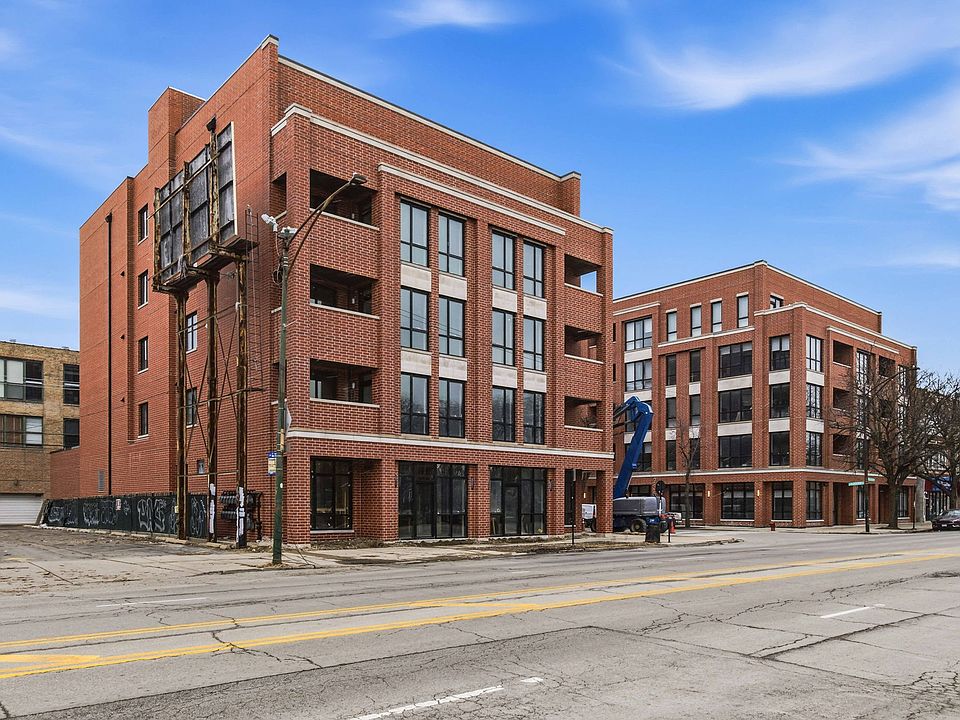 1st image of 2719 W Fullerton Ave #204