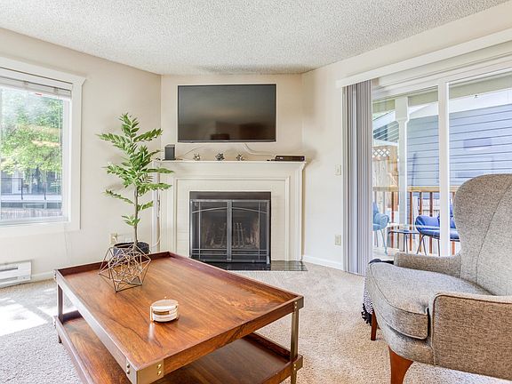 5th image of 612 4th St APT B