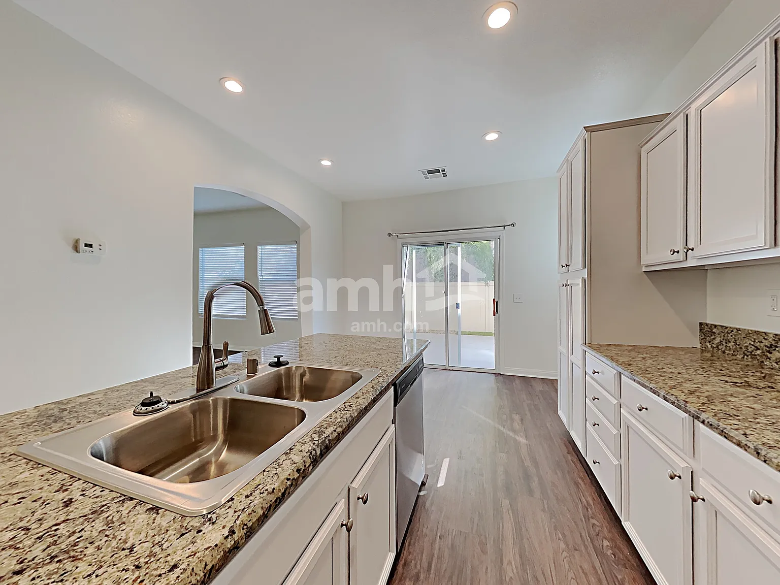 3 bed, 2.5 bath, 1853 sqft, $2,400 — Photo 4