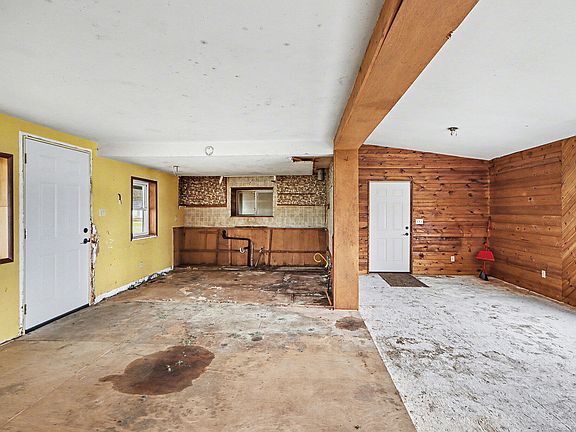 4th image of 1121 Heights Dr