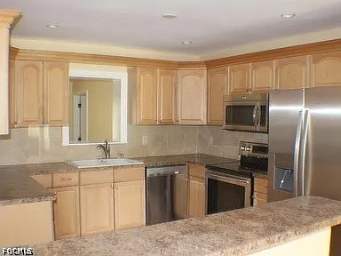 4 bed, 3.0 bath, 2079 sqft, $2,300 — Photo 2