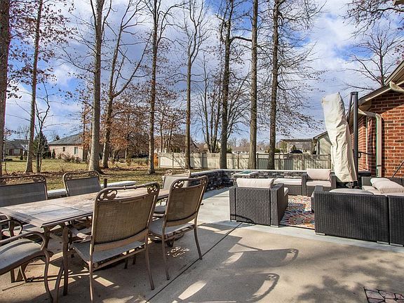 4th image of 375 Woodside Ct