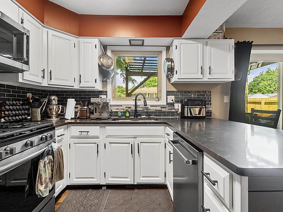 4th image of 610 Wellington Ct